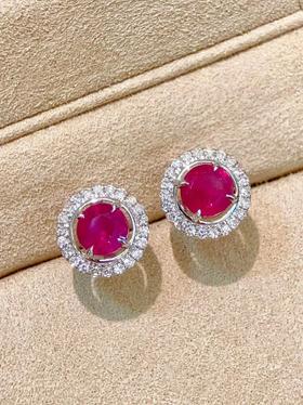 1.06ct刻面红宝石耳钉