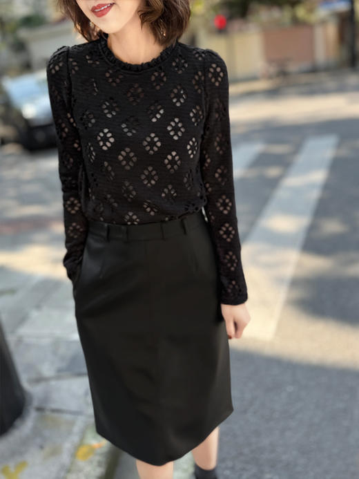 TYNVIE 木耳边领口通花长袖上衣 - 黑色 商品图7