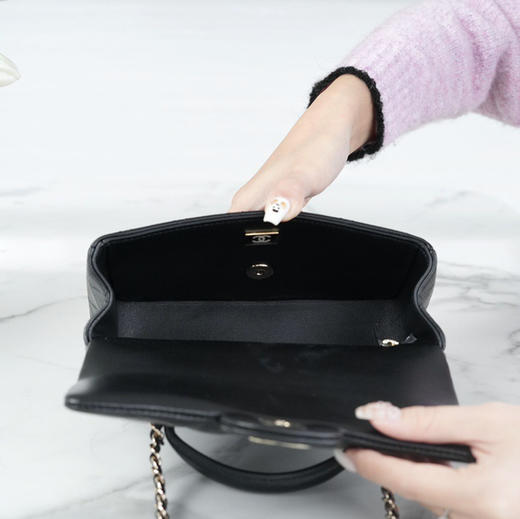 CHANEL香奈儿 Classic Flap CF mini手柄亮面金扣 小羊皮 翻盖包手提单肩斜挎包 迷你 女款 黑色（HH） 商品图5