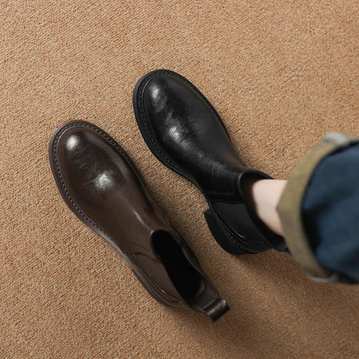 阿么手工女鞋加绒保暖真皮短靴粗跟6.5CM软底软面2024新款时装靴 商品图4