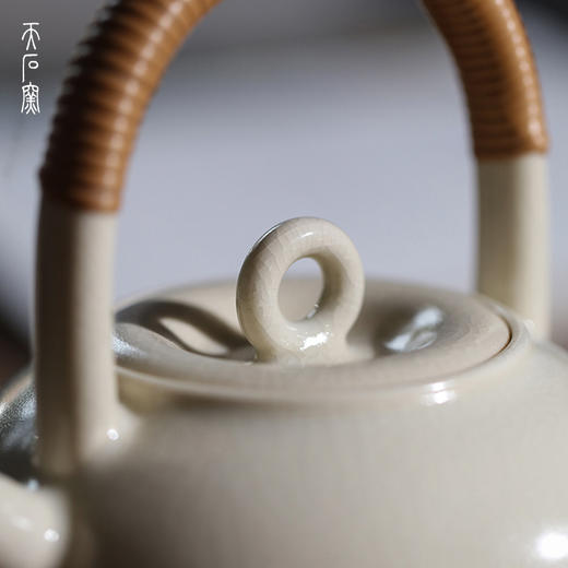 问鼎天石窑草木灰釉淡月壶 商品图2