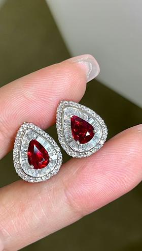 2.02ct刻面红宝石耳钉