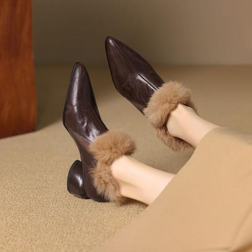 【预售5天】复古羊皮尖头兔毛深口单鞋女秋冬季粗跟加绒保暖毛毛鞋中跟小皮鞋KMQ&A2969 商品图4