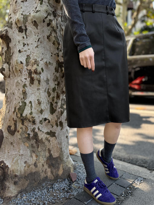 TYNVIE 后摆花边PU铅笔裙 商品图5