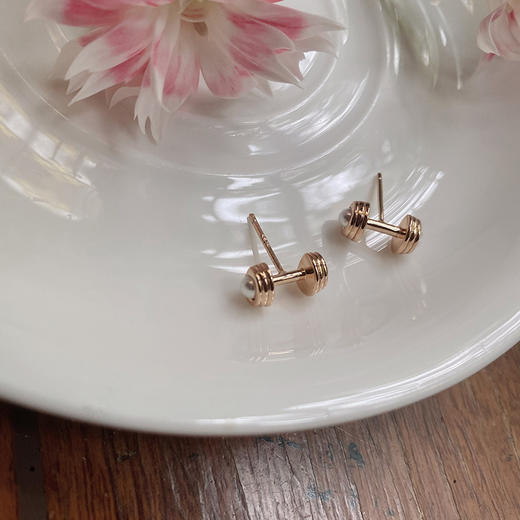 LHWINDSOR 运动系列小哑铃耳钉贝珠镶嵌迷你轻巧耳饰春夏新款百搭耳环 商品图4