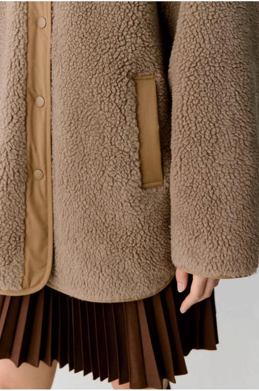 骆驼绒羊剪毛两面穿绗缝棉服 骆驼绒和羊毛混纺 手感细腻 柔软蓬松 体感轻盈舒适 廓形宽松 中长款宽松落肩款式包容度高 剪裁流畅自然 商品图4