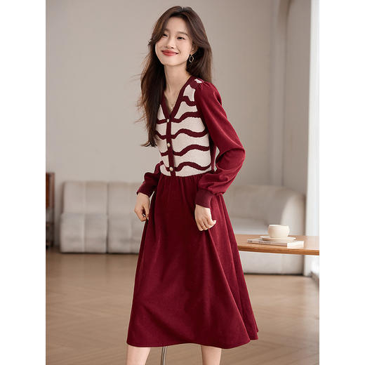 【专属特价】熙世界2025冬季新款圣诞穿搭条纹针织拼接假两件V领红色连衣裙女 商品图2