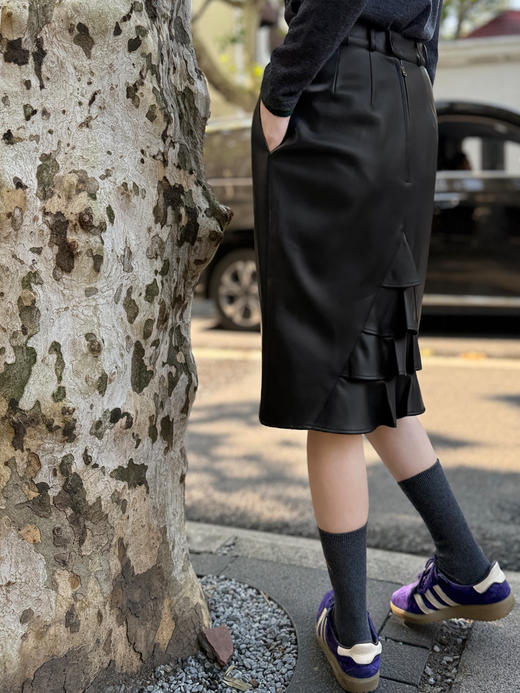 TYNVIE 后摆花边PU铅笔裙 商品图2