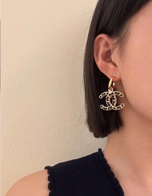 香奈儿24新系列墙裂来袭金钩穿皮c耳钉（XTY） 商品图1