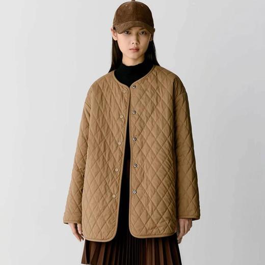 骆驼绒羊剪毛两面穿绗缝棉服 骆驼绒和羊毛混纺 手感细腻 柔软蓬松 体感轻盈舒适 廓形宽松 中长款宽松落肩款式包容度高 剪裁流畅自然 商品图0