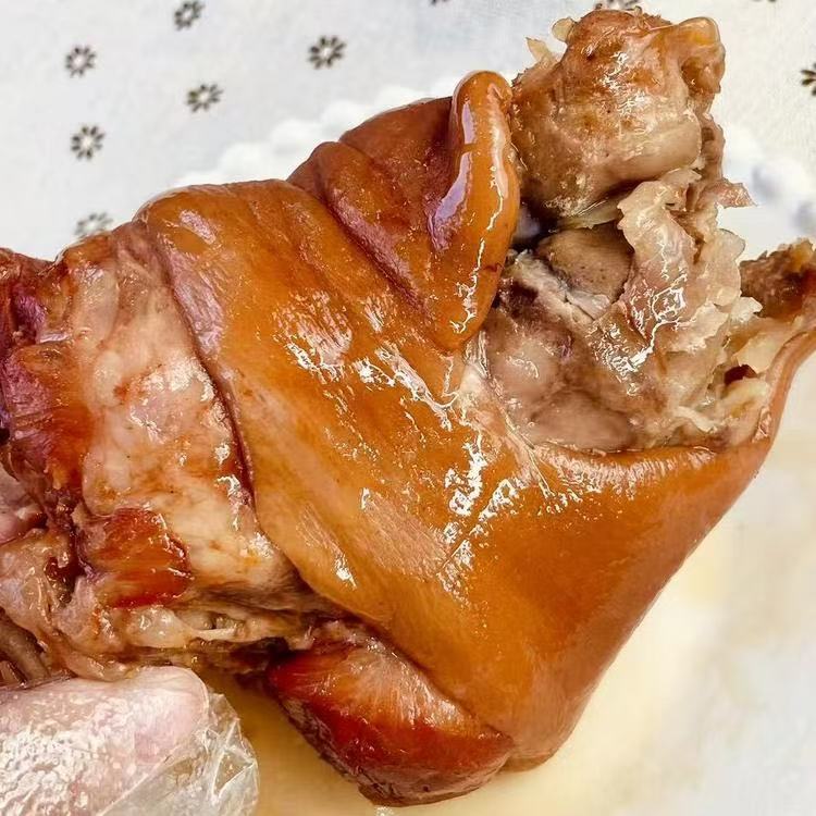 【卤蹄髈】好吃，没有人能拒绝咬上一口都是满满的胶原蛋白，肥而不腻不柴的猪蹄髈。卤好的猪蹄髈，色泽红得发黑发亮，飘散着浓郁肉香