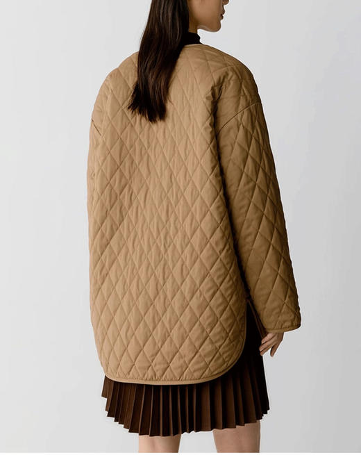 骆驼绒羊剪毛两面穿绗缝棉服 骆驼绒和羊毛混纺 手感细腻 柔软蓬松 体感轻盈舒适 廓形宽松 中长款宽松落肩款式包容度高 剪裁流畅自然 商品图3