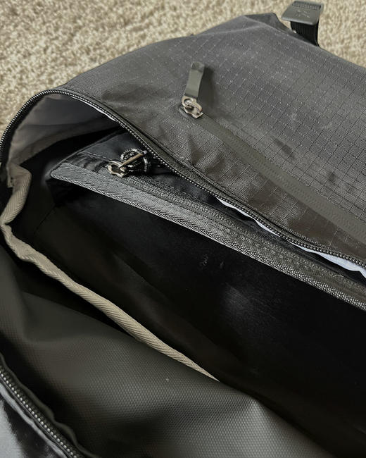 现货 THS 12.9-无 鸟家 巨轻便好用耐用包 Granville 10L多功能斜挎邮差包 CQ1375 商品图8