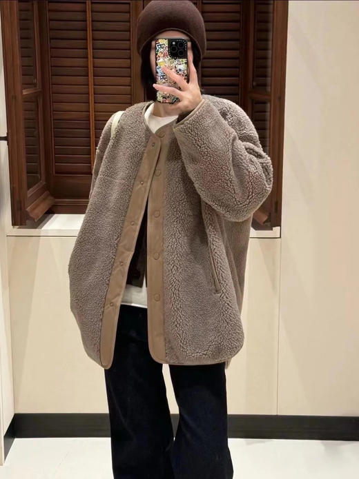 骆驼绒羊剪毛两面穿绗缝棉服 骆驼绒和羊毛混纺 手感细腻 柔软蓬松 体感轻盈舒适 廓形宽松 中长款宽松落肩款式包容度高 剪裁流畅自然 商品图7