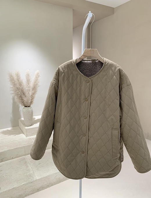 骆驼绒羊剪毛两面穿绗缝棉服 骆驼绒和羊毛混纺 手感细腻 柔软蓬松 体感轻盈舒适 廓形宽松 中长款宽松落肩款式包容度高 剪裁流畅自然 商品图11