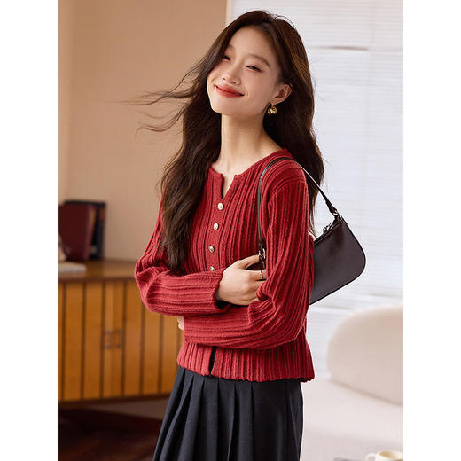 【专属特价】熙世界本命年红色针织衫女长袖2025秋冬款设计感纽扣气质打底毛衣 商品图3
