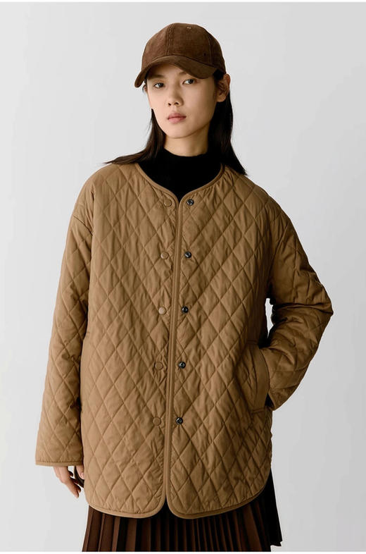 骆驼绒羊剪毛两面穿绗缝棉服 骆驼绒和羊毛混纺 手感细腻 柔软蓬松 体感轻盈舒适 廓形宽松 中长款宽松落肩款式包容度高 剪裁流畅自然 商品图1