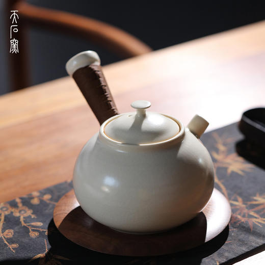 问鼎天石窑草木灰釉观流壶 商品图1