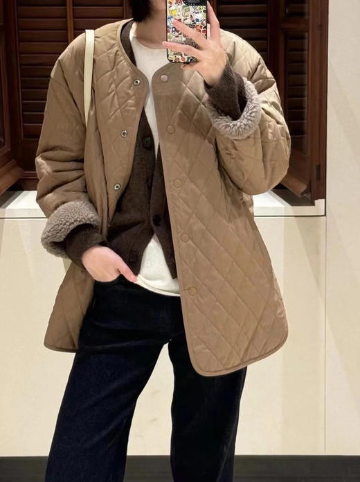 骆驼绒羊剪毛两面穿绗缝棉服 骆驼绒和羊毛混纺 手感细腻 柔软蓬松 体感轻盈舒适 廓形宽松 中长款宽松落肩款式包容度高 剪裁流畅自然 商品图6