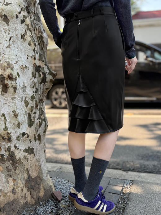 TYNVIE 后摆花边PU铅笔裙 商品图6