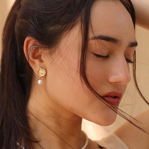 LHWINDSOR 运动系列之Vo2Max大心脏耳环贝珠镶嵌新款高级感ins耳饰 商品图4