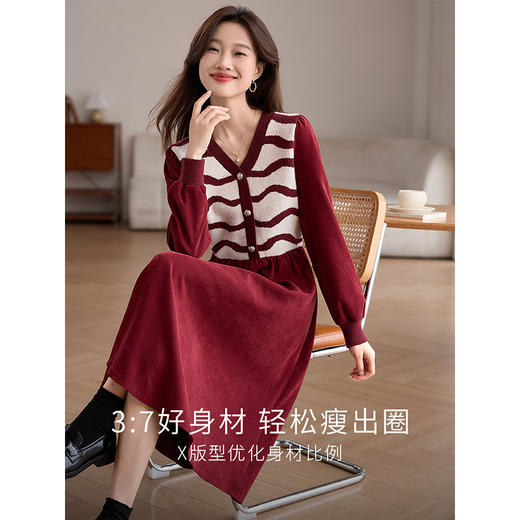 【专属特价】熙世界2025冬季新款圣诞穿搭条纹针织拼接假两件V领红色连衣裙女 商品图1