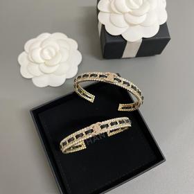 香奈儿边皮边钻手镯尺寸适中，开口设计，很方便（XTY）