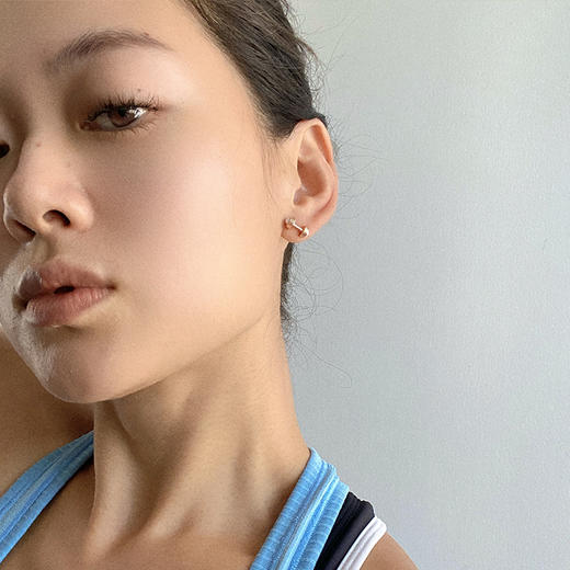 LHWINDSOR 运动系列小哑铃耳钉贝珠镶嵌迷你轻巧耳饰春夏新款百搭耳环 商品图1