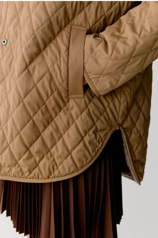 骆驼绒羊剪毛两面穿绗缝棉服 骆驼绒和羊毛混纺 手感细腻 柔软蓬松 体感轻盈舒适 廓形宽松 中长款宽松落肩款式包容度高 剪裁流畅自然 商品图5