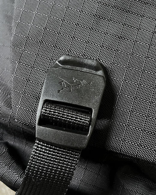 现货 THS 12.9-无 鸟家 巨轻便好用耐用包 Granville 10L多功能斜挎邮差包 CQ1375 商品图5