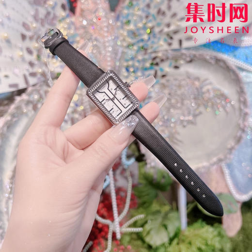 香奈儿的套装你不可能天天穿在身上，但！
今天这款BOY•FRIEND系列女士腕表，可以天天戴在手上～ 商品图7