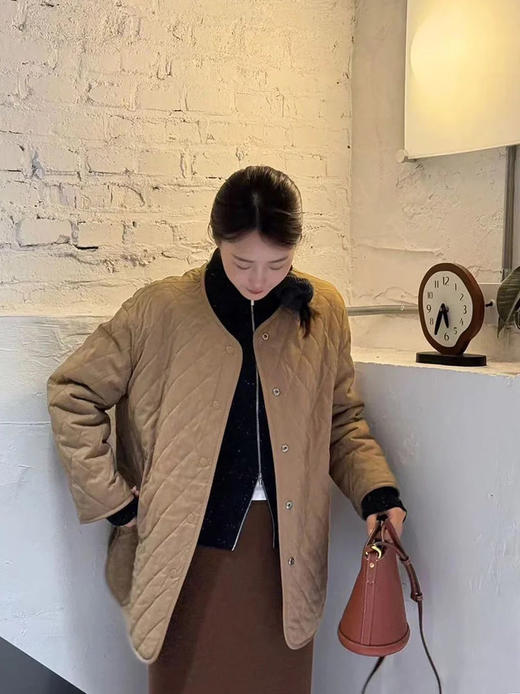 骆驼绒羊剪毛两面穿绗缝棉服 骆驼绒和羊毛混纺 手感细腻 柔软蓬松 体感轻盈舒适 廓形宽松 中长款宽松落肩款式包容度高 剪裁流畅自然 商品图8