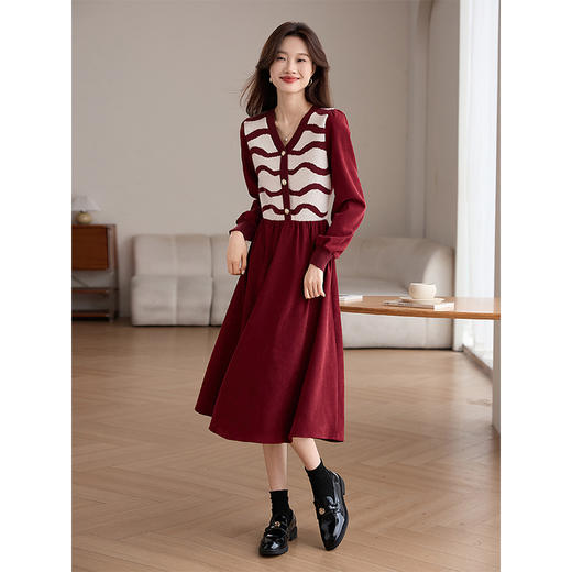 【专属特价】熙世界2025冬季新款圣诞穿搭条纹针织拼接假两件V领红色连衣裙女 商品图4