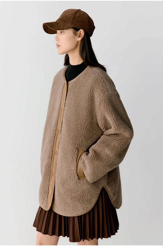 骆驼绒羊剪毛两面穿绗缝棉服 骆驼绒和羊毛混纺 手感细腻 柔软蓬松 体感轻盈舒适 廓形宽松 中长款宽松落肩款式包容度高 剪裁流畅自然 商品图2