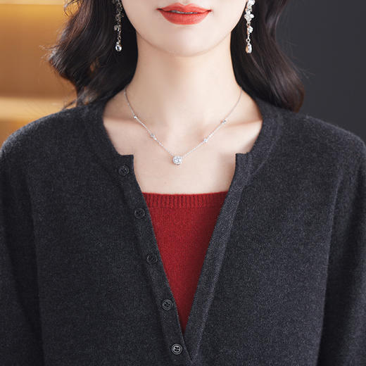 CC-YM-200    V领假两件毛衣女100纯羊毛衫2024秋冬新款时尚洋气打底衫上衣 商品图3