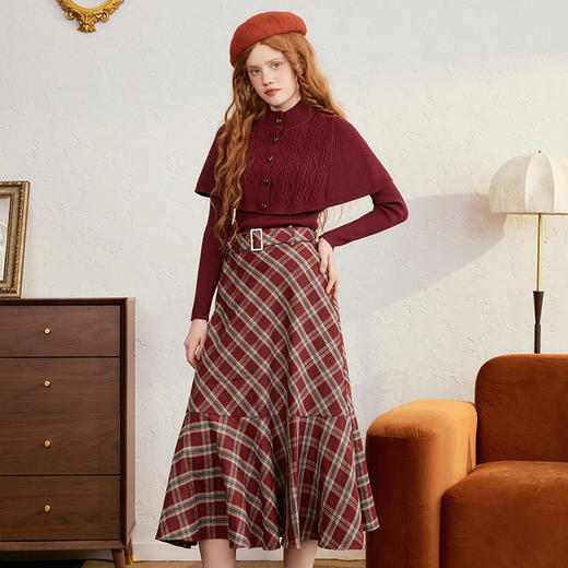 两三事 红莓暮雪 2024冬季新款复古心形纽扣两件套针织衫女 商品图3