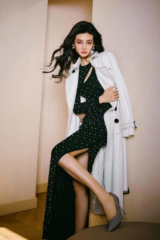 "满天星“礼服裙，仿佛把银河穿上身了，设计剪裁上，运用了旗袍的版型，塑造出东方美，整体低调华丽，在大场合中，这就是一款，不争艳，但却令人一眼难以忘怀J203I4614颈袖添香 商品图9