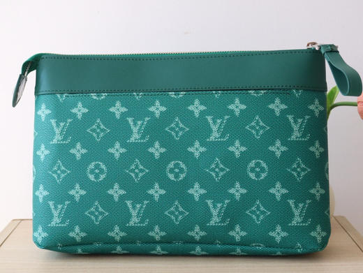 秋冬特惠💰580 原单LV M12665 绿色🌟POCHETTE VOYAGE SOUPLE 手拿包 Pochette Voyage Souple 手拿包 商品图2