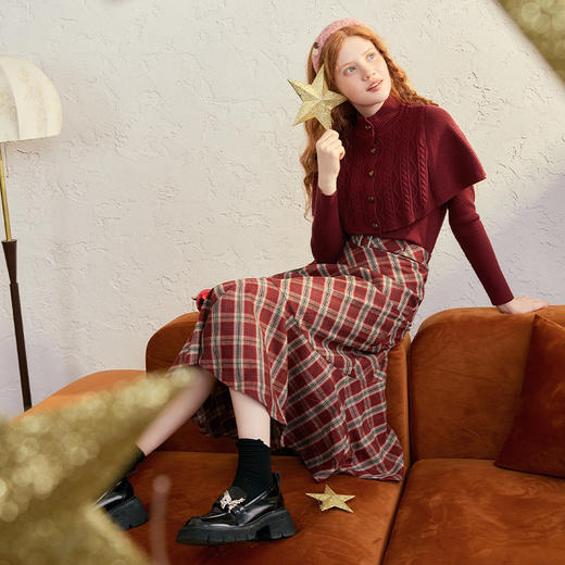 两三事 红莓暮雪 2024冬季新款复古心形纽扣两件套针织衫女 商品图2