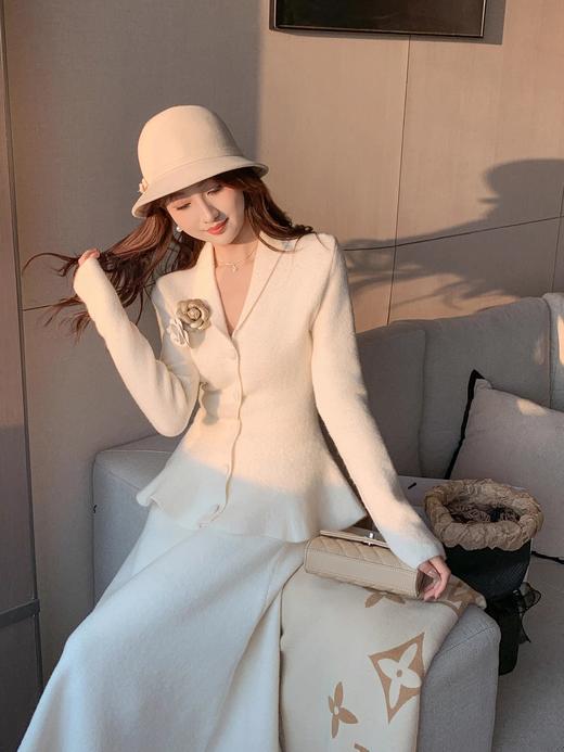 张心子【甜梦曼塔】秋冬新款时尚气质显瘦针织两件套套装 U2411105 商品图6