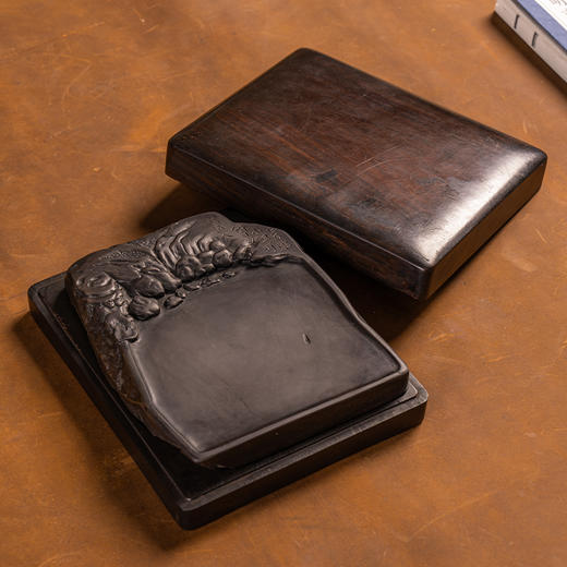 清 “清道人”铭山水人物随形老坑端砚（红木砚盒） 商品图1