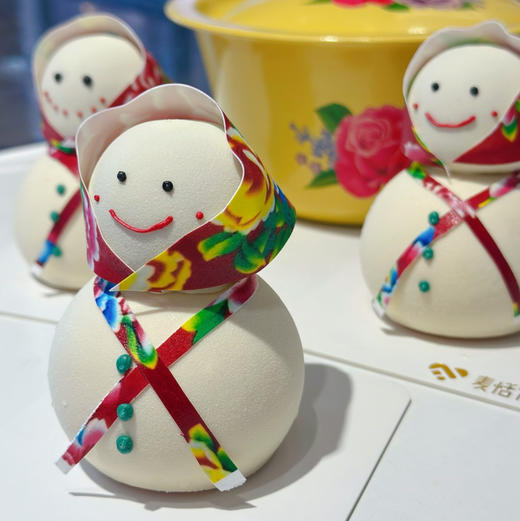 花头巾雪宝（约12点做好）身体 草莓慕斯树莓夹心；头 蓝莓慕斯 商品图0
