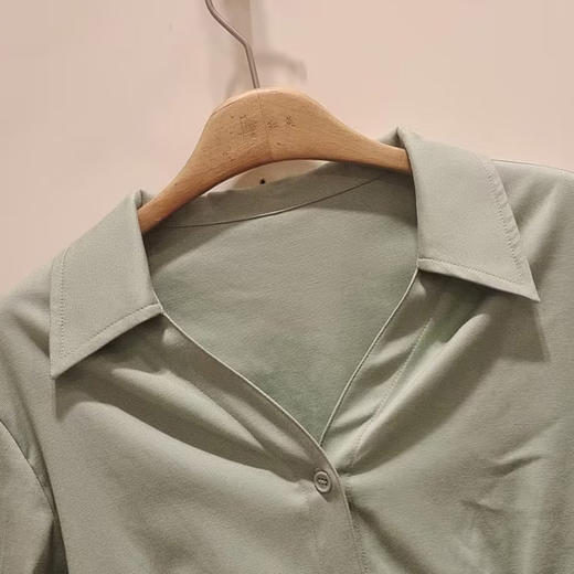 VIVIAN LIU R2443006初秋女装新款翻V领不规则下摆长袖衬衫 商品图2