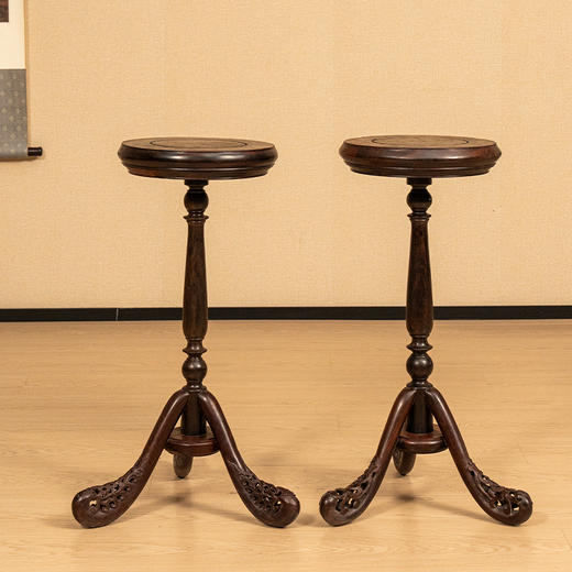 民国 红木透雕卷草纹独挺式圆几（一对） 商品图0