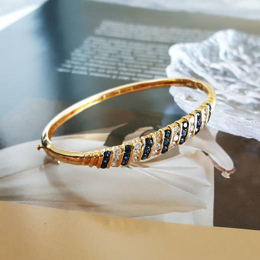 【天然正品】AU750黄金镶钻镶天然蓝宝石宫廷风手镯53.3MM(活扣、贵妃)181124NJM23 现售价：11800 商品图6