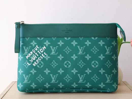 秋冬特惠💰580 原单LV M12665 绿色🌟POCHETTE VOYAGE SOUPLE 手拿包 Pochette Voyage Souple 手拿包 商品图1