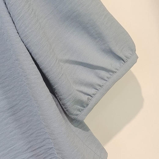 VIVIAN LIU薇薇安刘R2423006春女装新款时尚V领大袖口上衣 商品图3