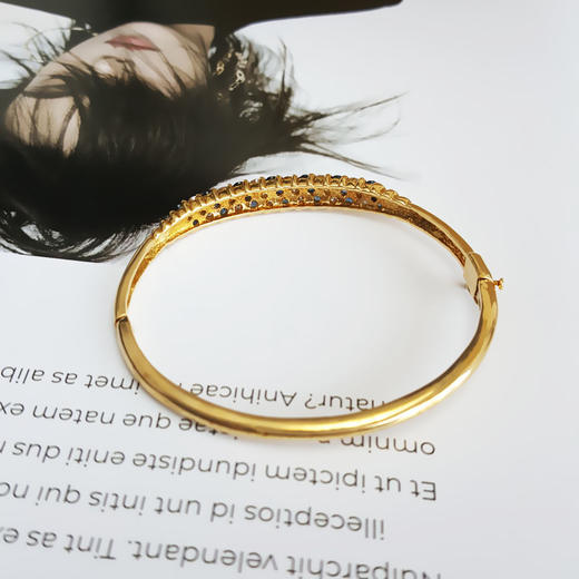 【天然正品】AU750黄金镶钻镶天然蓝宝石宫廷风手镯53.3MM(活扣、贵妃)181124NJM23 现售价：11800 商品图5