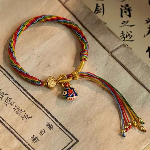 【BAOFANDI宝梵迪手编古法五彩吞金兽手绳】， 演绎国潮时尚，把美好寓意戴身上🥰 🧧吞金兽一家三口命带财星、福星 🧧接领一只吞金兽让各路财气迎进家门~ 🧧新的一年，财源滚滚，财源不断~ 商品图3
