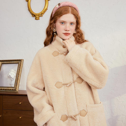 两三事 慕斯假日 2024冬季新款休闲牛角扣羊羔绒外套女中长款 商品图1